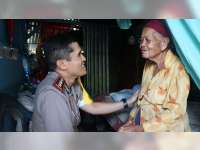 Kapolres Bojonegoro Sambangi Mbah Sumiati, Nenek yang Hidup Sebatangkara