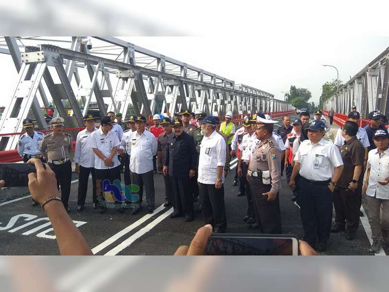 Pakde Karwo Resmikan Pembukaan Jalur Jembatan Widang Tuban