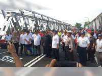 Pakde Karwo Resmikan Pembukaan Jalur Jembatan Widang Tuban
