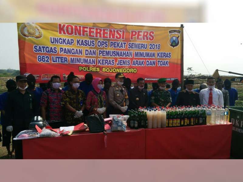 Polres Bojonegoro Musnahkan Ratusan Liter Miras