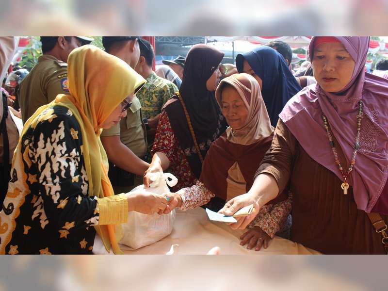 Ribuan Warga Blora Serbu Pasar Murah