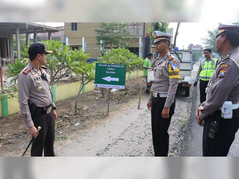 Polres Bojonegoro Pasang Rambu Jalur Alternatif Mudik Lebaran