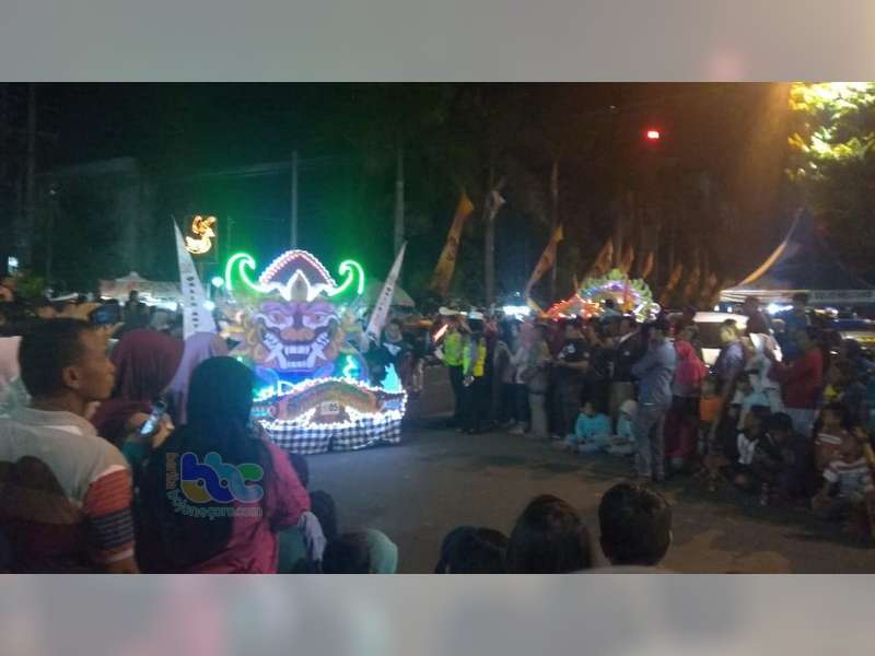 Ribuan Warga Bojonegoro Saksikan Lomba Pawai Oklik dan Lampu Hias