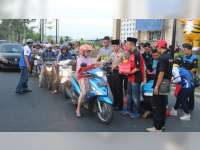 Sat Lantas Polres Bojonegoro Bersama FKOB Bagikan Takjil