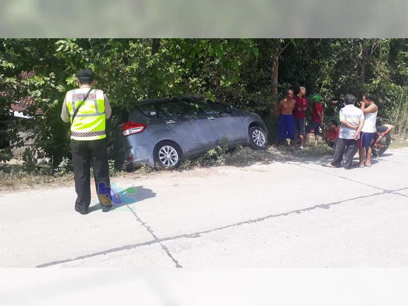 Hindari Sepeda Pancal, Mobil Ertiga di Sukosewu Bojonegoro Terperosok di Bahu Jalan