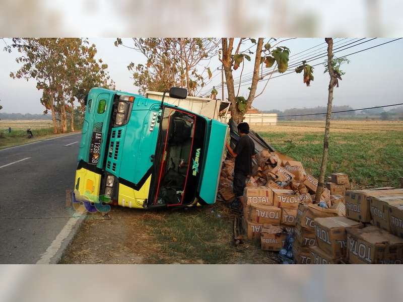 Truk Muatan Air Mineral Kemasan, Terguling di Kunduran Blora