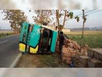 Truk Muatan Air Mineral Kemasan, Terguling di Kunduran Blora