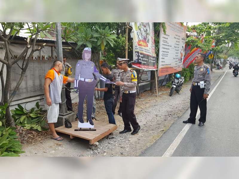 Sat Lantas Polres Bojonegoro Pasang Rambu Peringatan Unik