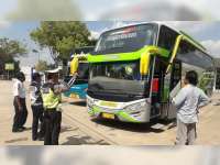 Petugas Gabungan Cek Kelaikan Bus dan Kesehatan Sopir di Terminal Gagak Rimang Blora