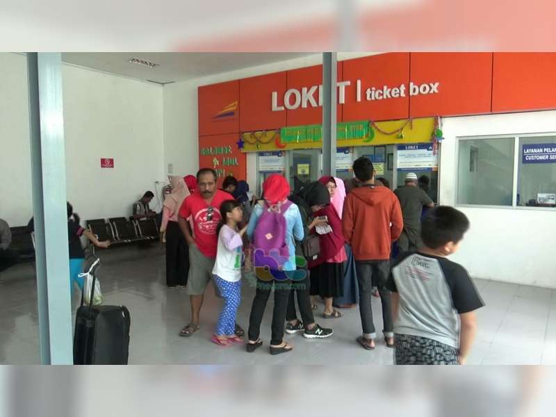 Kehabisan Tiket KA, Pemudik Asal Bojonegoro Beralih Naik Bus