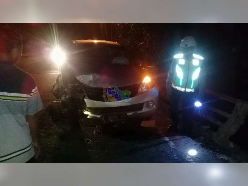 Diduga Pengemudi Kurang Kosentrasi, Mobil Xenia di Ngraho Bojonegoro, Tabrak Pagar Jembatan