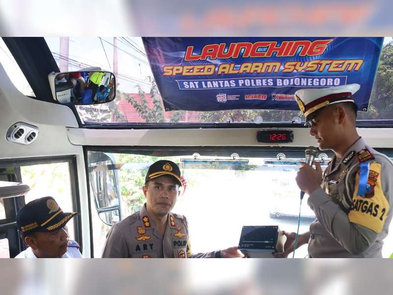 Sat Lantas Polres Bojonegoro Pasang Speed Alarm System pada Armada Bus AKDP