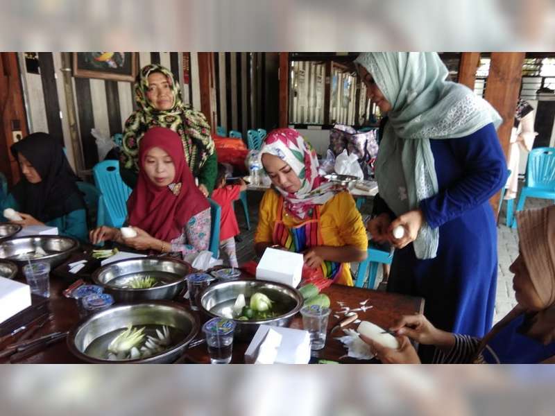 Eny Kojiro, Perempuan Asal Bojonegoro yang Geluti Seni Menghias Tumpeng