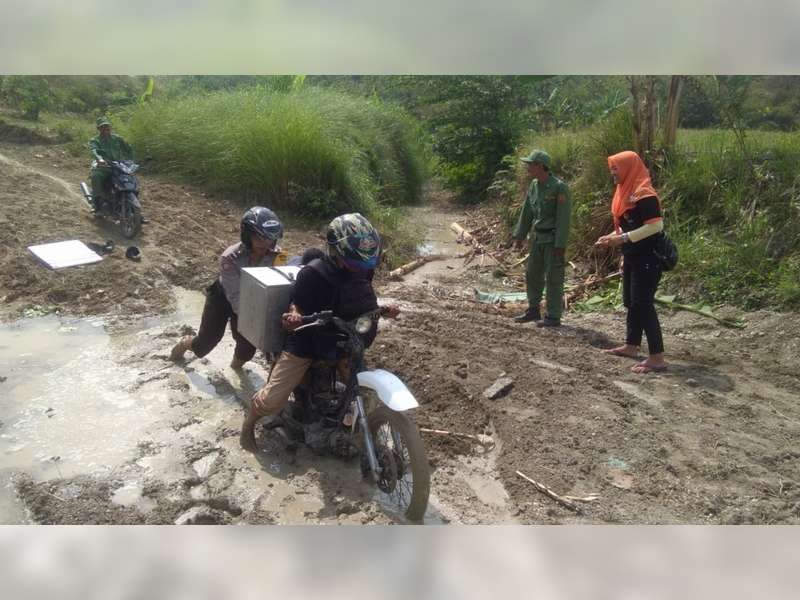 Perjuangan Petugas di Tambakrejo Bojonegoro Saat Mengawal Logistik Pilkada Menuju TPS
