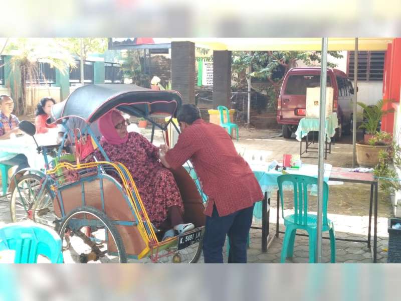 Di TPS Mlangsen, Ada Becak Parkir Depan Bilik Suara