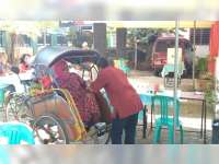 Di TPS Mlangsen, Ada Becak Parkir Depan Bilik Suara