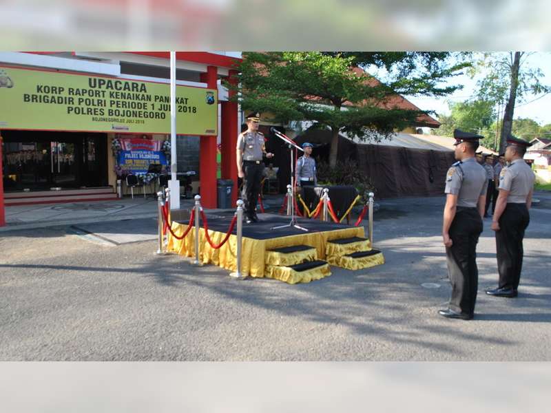23 Anggota Polres Bojonegoro Terima Kenaikan Pangkat saat Peringatan HUT Bhayangkara