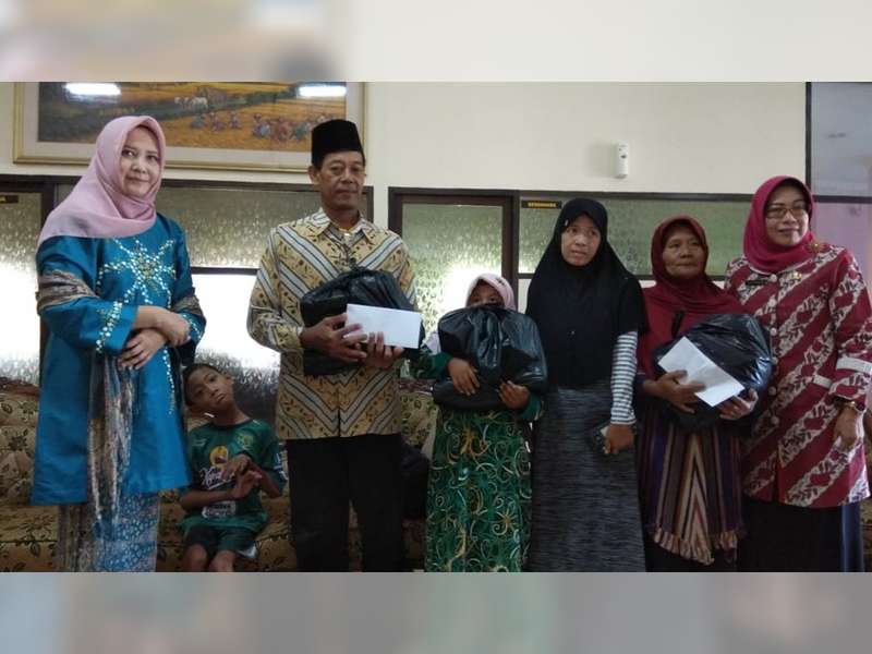 Tim Penggerak PKK Bojonegoro Beri Santunan Bagi Keluarga Kurang Mampu