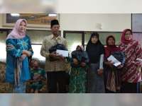 Tim Penggerak PKK Bojonegoro Beri Santunan Bagi Keluarga Kurang Mampu