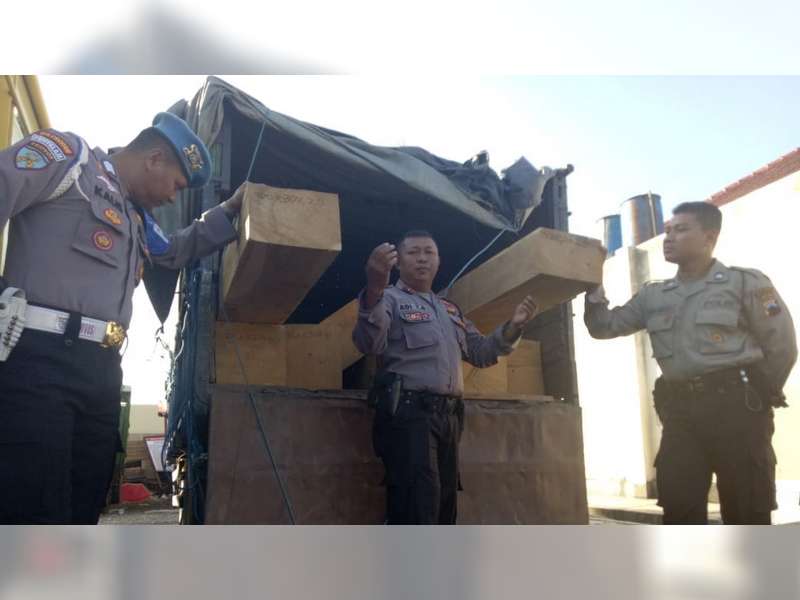 Sat Reskrim Polres Blora Amankan Dua Sopir Truk Angkut Kayu Jati Ilegal