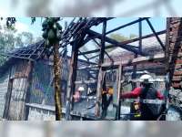 Kebakaran Hanguskan Rumah Milik Warga Kepohbaru, Kerugian Capai Rp 100 Juta