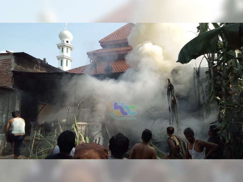 Akibat Pembakaran Sampah, Rumah Warga di Kota Bojonegoro Terbakar