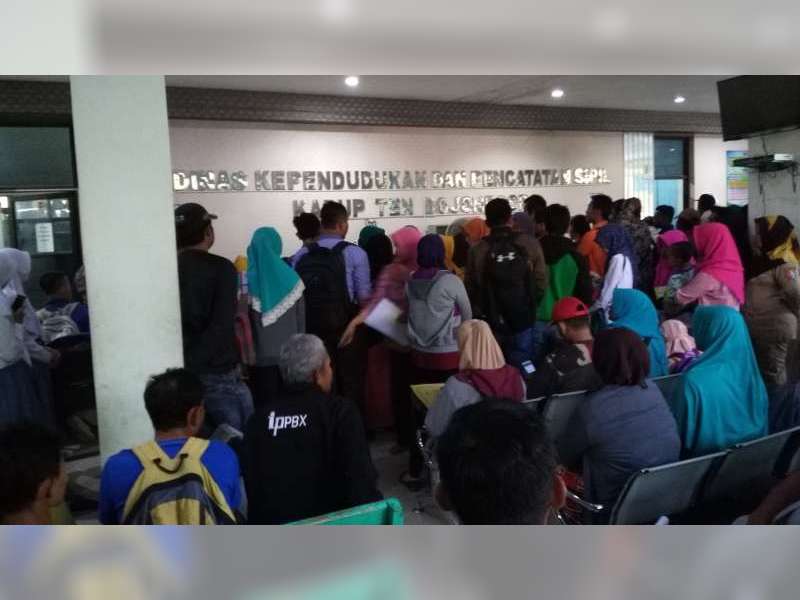 Warga Mengantre Sejak Pukul 06.00 Pagi demi Mengurus KTP di Dispendukcapil