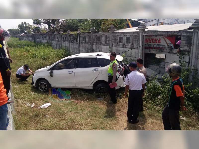 Mobil Kades Meduri Margomulyo Bojonegoro Ditabrak Kereta Api di Padangan