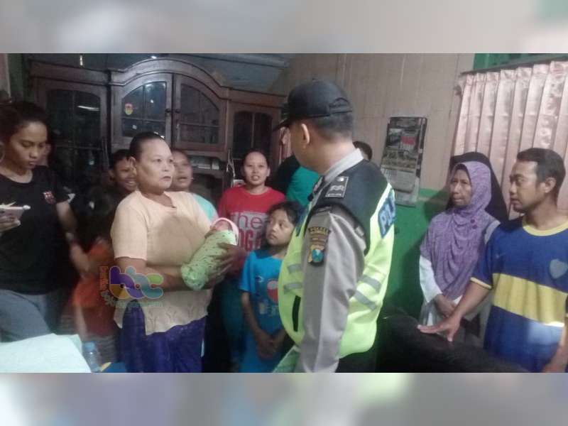 Bayi Yang Ditemukan di Banjarsari Trucuk Bojonegoro Sementara Dirawat Warga Setempat