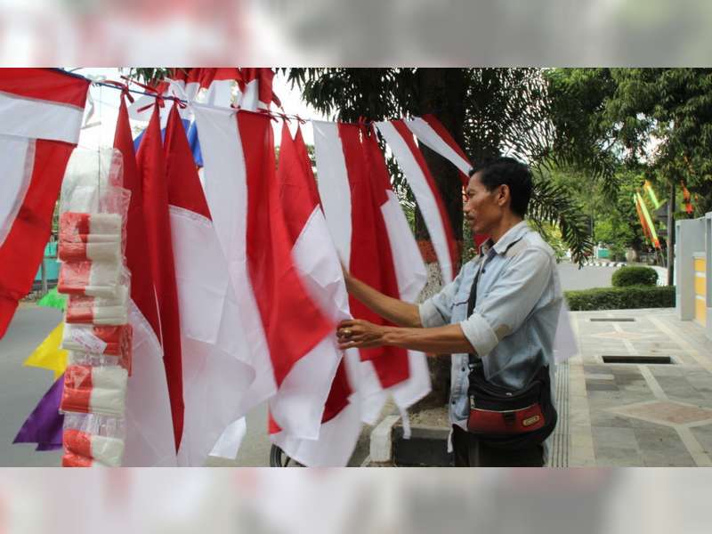 Penjual Bendera Musiman Mulai Raup Untung