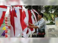Penjual Bendera Musiman Mulai Raup Untung