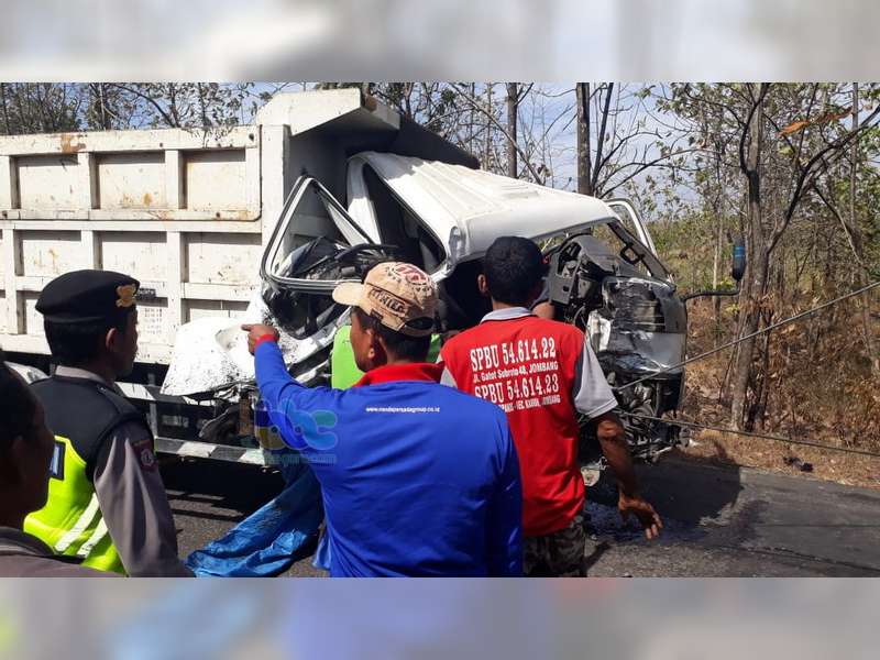 Dump Truk Tabrak Tronton di Margomulyo Bojonegoro, Pengemudi Dump Truk Luka Berat