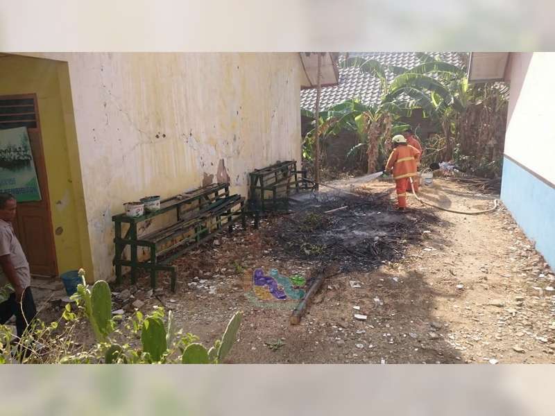 Akibat Pembakaran Sampah, Gudang SMPN 1 Temayang Bojonegoro, Nyaris Terbakar