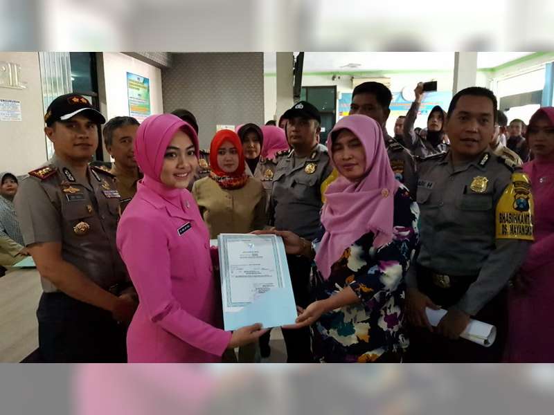 Bhayangkari Cabang Bojonegoro Bagikan 100 Akta Kelahiran
