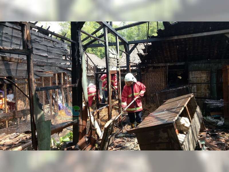 Rumah Milik Warga Sukosewu Bojonegoro Terbakar