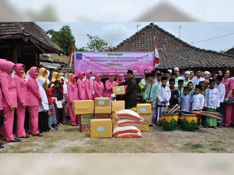 Bhayangkari Cabang Bojonegoro Bakti Sosial ke Pondok Pesantren