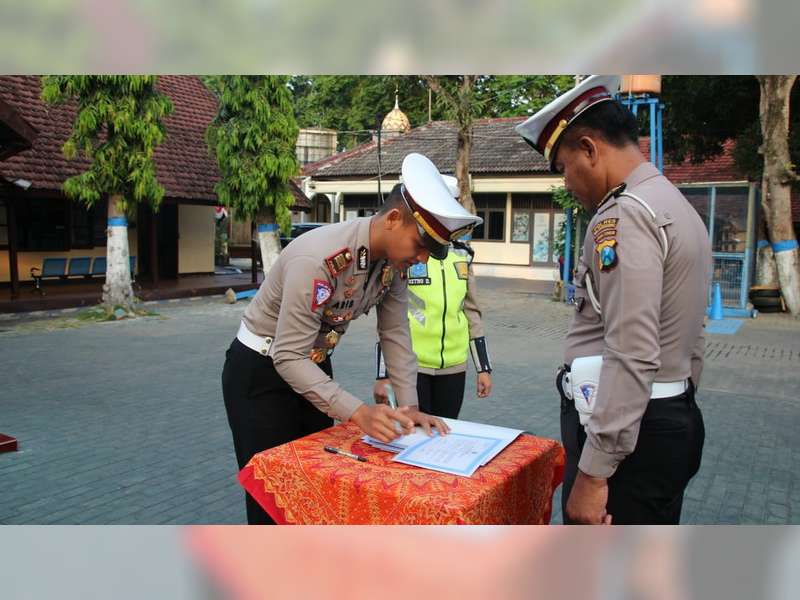 Anggota Sat Lantas Polres Bojonegoro Tandatangani Pakta Integritas Menuju WBK dan WBBM