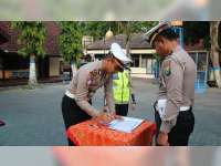Anggota Sat Lantas Polres Bojonegoro Tandatangani Pakta Integritas Menuju WBK dan WBBM