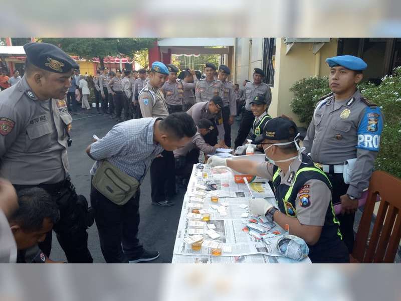 Sie Propam Polres Bojonegoro Laksanakan Tes Urine dan Periksa Kelengkapan Anggota