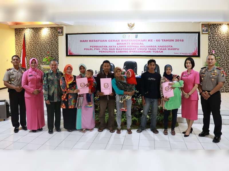 Bhayangkari Cabang Tuban Bantu Pengurusan Akta Kelahiran Masyarakat Kurang Mampu