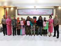 Bhayangkari Cabang Tuban Bantu Pengurusan Akta Kelahiran Masyarakat Kurang Mampu