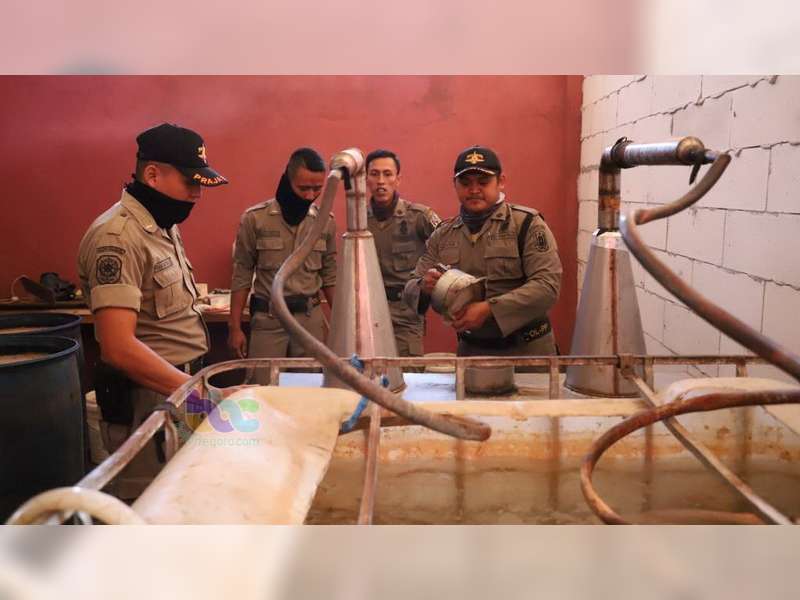 Satpol PP Lakukan Penggerebekan Produsen Miras Jenis Arak di Palang Tuban