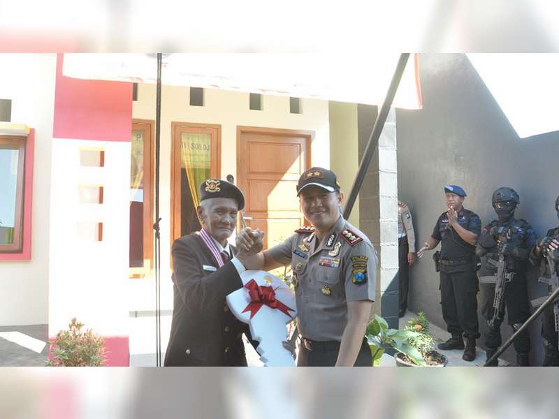 Kapolres Bojonegoro Serahkan Kunci Rumah Bantuan Kapolda Jatim Kepada Mbah Jono