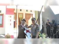 Kapolres Bojonegoro Serahkan Kunci Rumah Bantuan Kapolda Jatim Kepada Mbah Jono