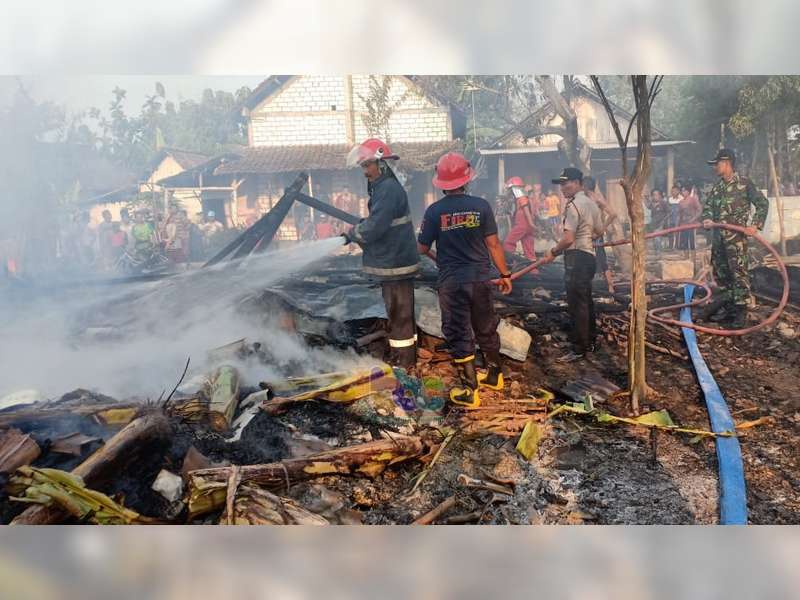 Ditinggal Nonton Karnaval, Rumah Warga Plumpang Tuban Ludes Terbakar