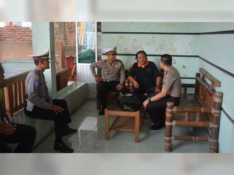 Kapolres Bojonegoro Bersama Kasat Lantas Datangi Rumah Pelaku Pelanggar Lalu Lintas