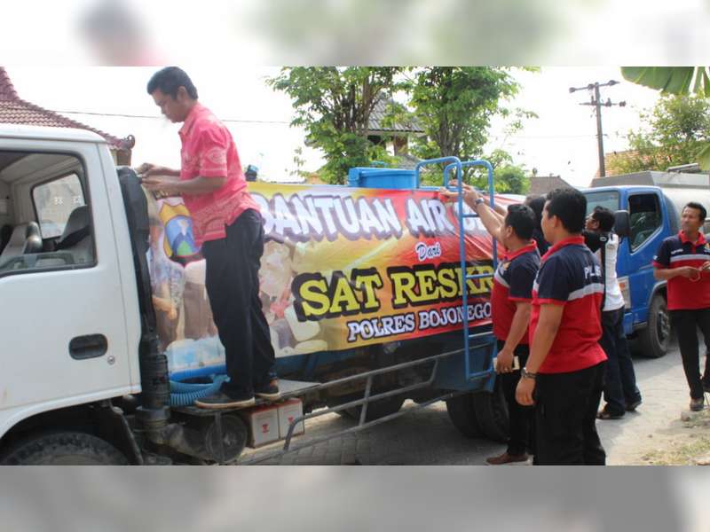 Sat Reskrim Polres Bojonegoro Distribusikan Air Bersih pada Warga Terdampak Kekeringan