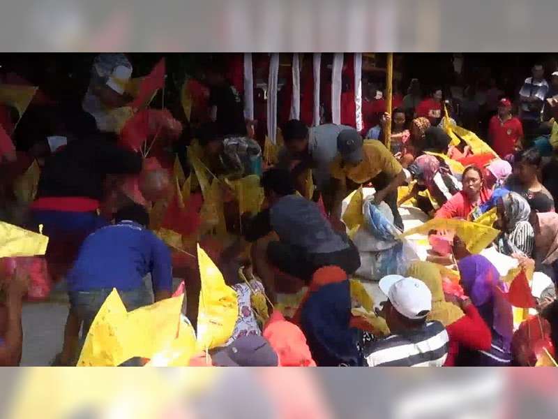 Warga Berebut Nasi Buceng Sedekah Bumi Klenteng Kwan Sing Bio Tuban