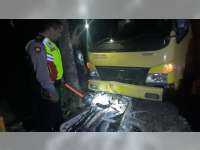 Truk Tabrak Motor Parkir di Soko Tuban, 2 Orang Yang Cangkruk di Atas Motor, Luka-Luka