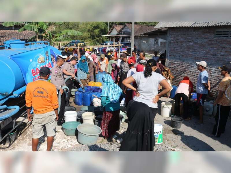 Kembali, Polres Bojonegoro Salurkan Bantuan Air Bersih Pada Warga Terdampak Kekeringan